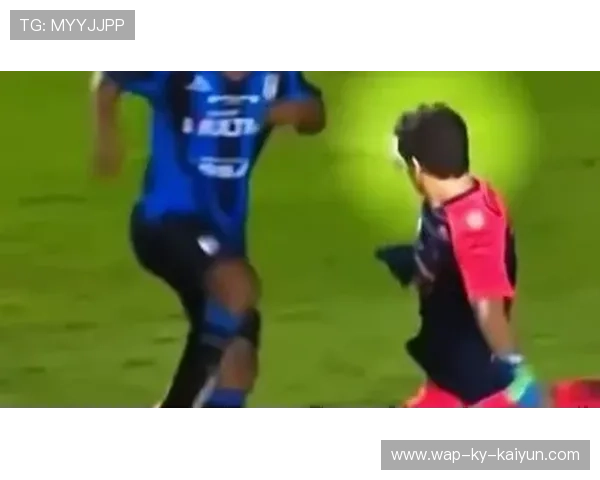 足球球童恶作剧！被主裁当场驱逐