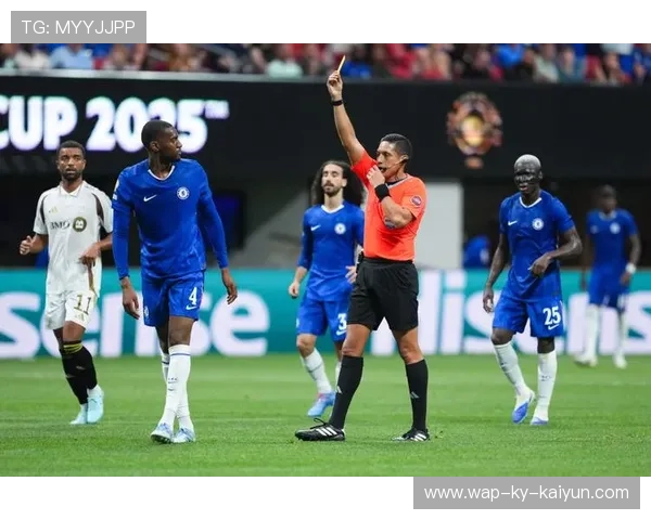 足球队长哄哭小球迷温暖一幕