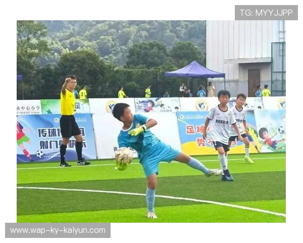 足球少年庆祝跳舞太魔性，燃炸全场的青春狂欢